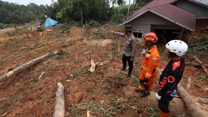 Pencarian Korban Longsor Natuna Dihentikan, 4 Orang Masih Hilang Pencarian Korban Longsor Natuna Dihentikan, 4 Orang Masih Hilang