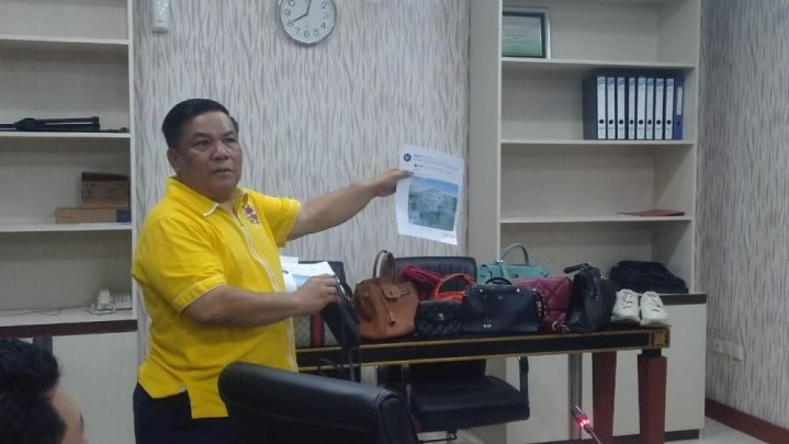 Sekdaprov Riau Klarifikasi Foto Istrinya Viral di Medsos Sekdaprov Riau Klarifikasi Foto Istrinya Viral di Medsos