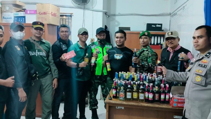 Ratusan Botol Miras Diamankan Tim Gabungan Satpol PP Padang