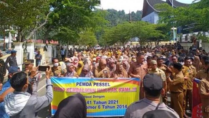 Ratusan Perangkat Nagari ‘Kepung’ Kantor Bupati Pessel Ratusan Perangkat Nagari ‘Kepung’ Kantor Bupati Pessel
