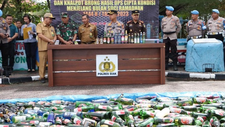 Polres Siak Musnahkan Ratusan Minuman Keras dan Puluhan Knalpot Brong