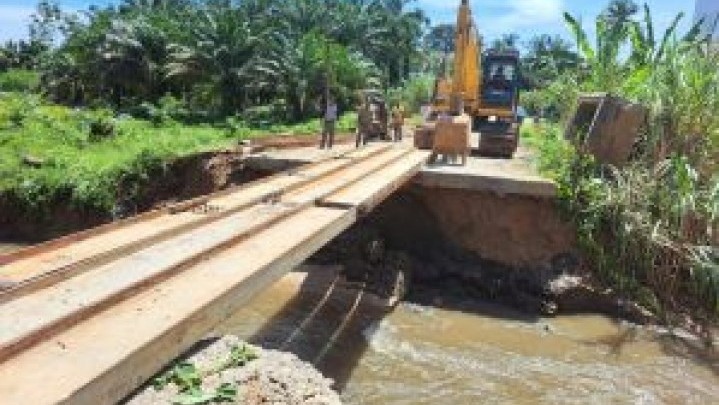 Jalan di Rohul Putus, Dinas PUPRPKPP Riau Bangun Jembatan Darurat Jalan di Rohul Putus, Dinas PUPRPKPP Riau Bangun Jembatan Darurat