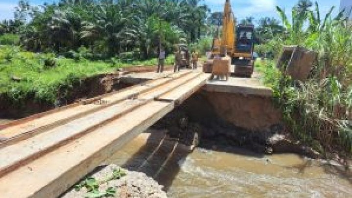 Jalan di Rohul Putus, Dinas PUPRPKPP Riau Bangun Jembatan Darurat