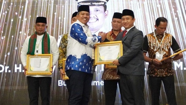 Bupati Alfedri Raih Penghargaan pada BAZNAS Award 2023
