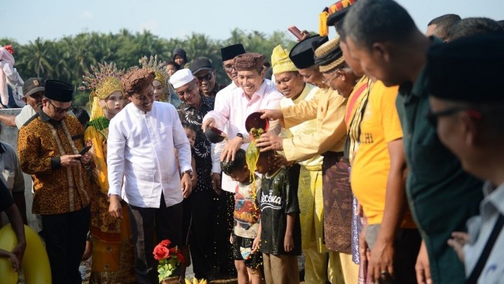 Gubernur Syamsuar Hadiri Wisata Balimau Kasai di Desa Batu Belah