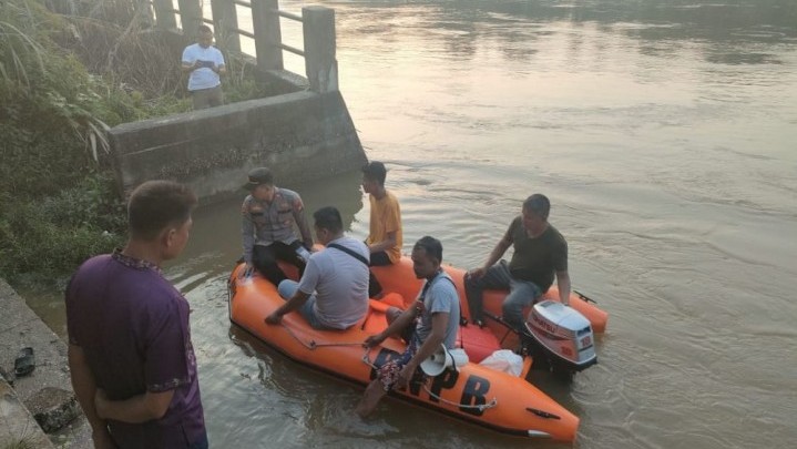 Tim SAR Cari Bocah Tenggelam di Sungai Kampar Tim SAR Cari Bocah Tenggelam di Sungai Kampar