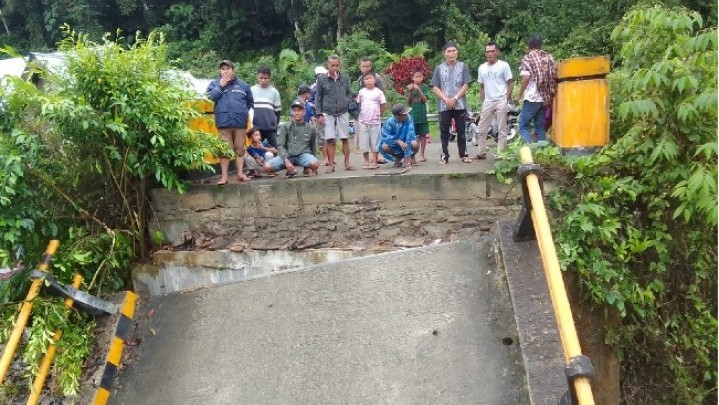 Sungai Batang Asik Pasaman Sumbar Meluap, 2 Jembatan Ambruk