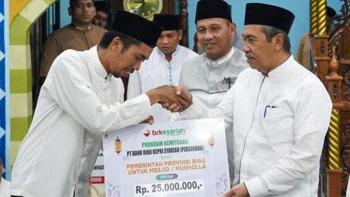 Masjid di Tuah Karya Pekanbaru Dapat Bantuan saat Safari Ramadhan Gubri Syamsuar Masjid di Tuah Karya Pekanbaru Dapat Bantuan saat Safari Ramadhan Gubri Syamsuar