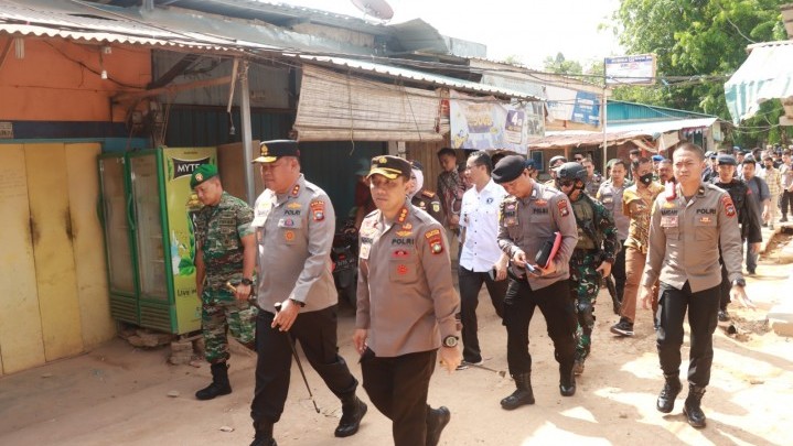 Polisi Pulangkan 10 Orang yang Diamankan saat Penggrebekan Kampung Aceh Polisi Pulangkan 10 Orang yang Diamankan saat Penggrebekan Kampung Aceh