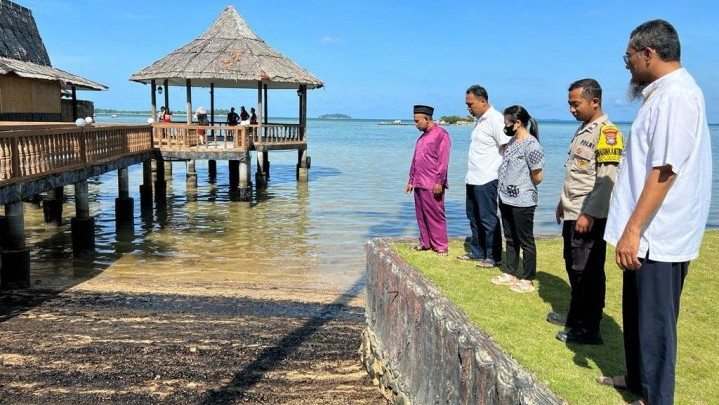 Minyak Hitam Kotori Kawasan Pesisir Pantai Bintan Minyak Hitam Kotori Kawasan Pesisir Pantai Bintan