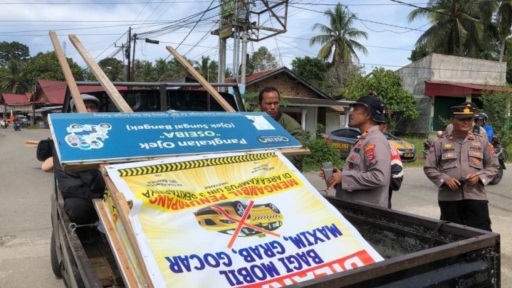 Polisi Amankan Sejumlah Orang yang Diduga Larang Angkutan Online Masuk Kampus UIN Imam Bonjol Polisi Amankan Sejumlah Orang yang Diduga Larang Angkutan Online Masuk Kampus UIN Imam Bonjol