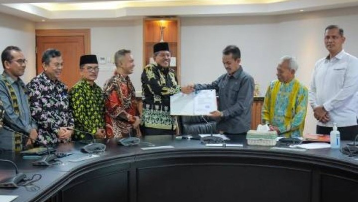 Bupati Siak Serahkan Dokumen Usulan Tengku Buwang Asmara Jadi Pahlawan Nasional Bupati Siak Serahkan Dokumen Usulan Tengku Buwang Asmara Jadi Pahlawan Nasional
