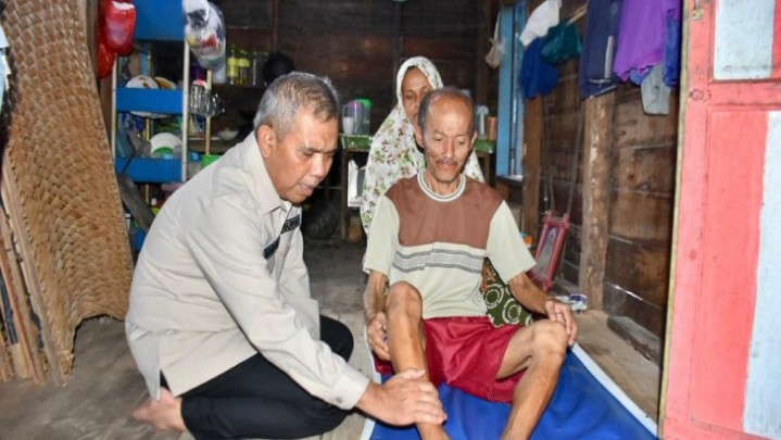 Pj Bupati Kampar Santuni Warga Miskin di Desa Pulau Lawas Pj Bupati Kampar Santuni Warga Miskin di Desa Pulau Lawas
