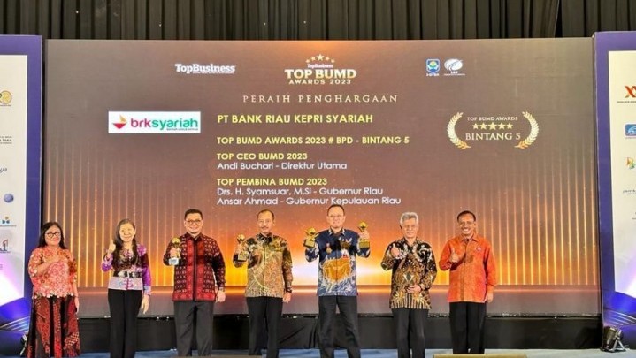 Gubri Syamsuar Raih Penghargaan TOP Pembina BUMD 2023 Gubri Syamsuar Raih Penghargaan TOP Pembina BUMD 2023