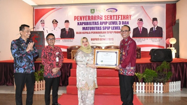 BPKP Riau Anugerahi Pemkab Bengkalis 3 Sertifikat BPKP Riau Anugerahi Pemkab Bengkalis 3 Sertifikat