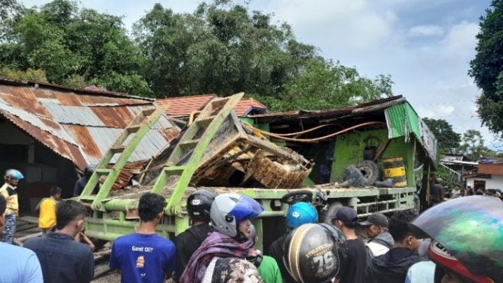 Sejumlah Kendaraan dan Bangunan di Panyalaian Tanah Datar Ditabrak Truk
