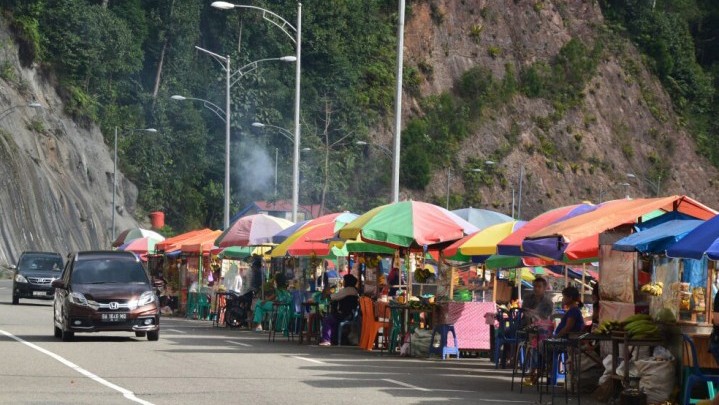 Pedagang di Fly Over Kelok Sembilan Ditertibkan Pedagang di Fly Over Kelok Sembilan Ditertibkan