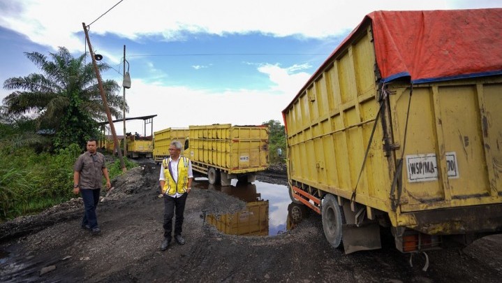 Gubernur Syamsuar Geram, Truk Odol Jadi Penyebab Jalan Rusak di Inhu-Inhil Gubernur Syamsuar Geram, Truk Odol Jadi Penyebab Jalan Rusak di Inhu-Inhil