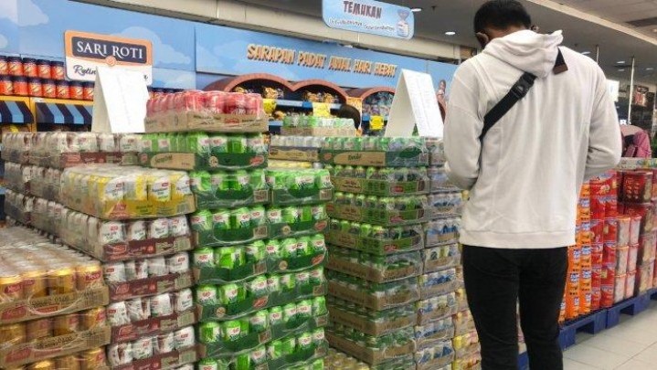Disperindag Riau Lakukan Pengawasan Khusus pada Minuman Kaleng Beredar Bebas Jelang Lebaran Disperindag Riau Lakukan Pengawasan Khusus pada Minuman Kaleng Beredar Bebas Jelang Lebaran