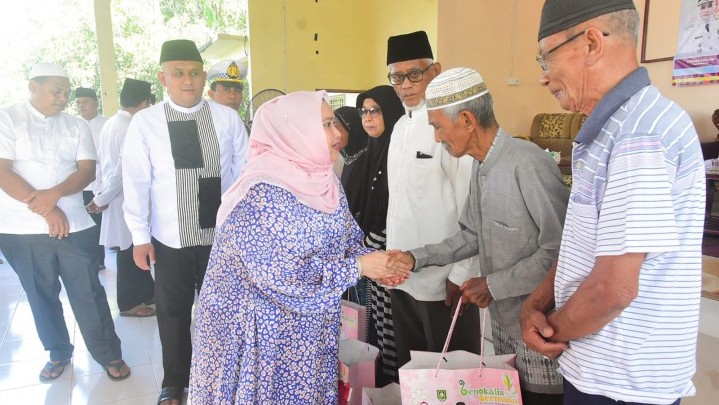 Masyarakat Desa Buruk Bakul Bengkalis Terima Bantuan Penampung Air Hujan
