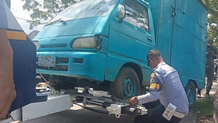 Berani Parkir di Badan Jalan, Kendaraan di Padang Kena Derek