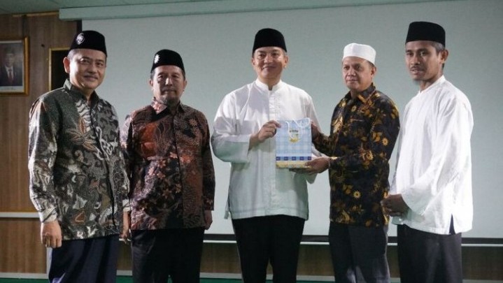 Kapolda Riau Salurkan Wakaf Bangunan GTC UMRI Serta Santuni Kaum Dhuafa