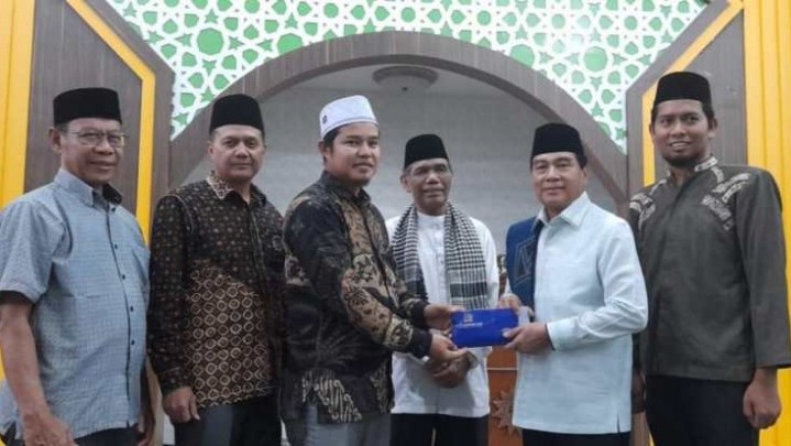 UMRI Beserta Komisi VIII DPR RI Santuni 1500 Fakir Miskin UMRI Beserta Komisi VIII DPR RI Santuni 1500 Fakir Miskin