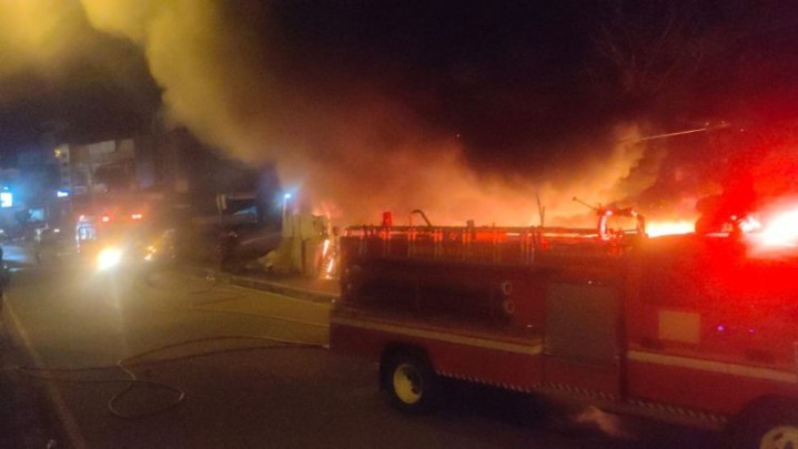 Gudang Pengepul Barang Bekas di Padang Ludes Terbakar Gudang Pengepul Barang Bekas di Padang Ludes Terbakar