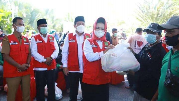 Pemkab Rohul Salurkan Ratusan Paket Sembako pada Pekerja Kebersihan Pemkab Rohul Salurkan Ratusan Paket Sembako pada Pekerja Kebersihan