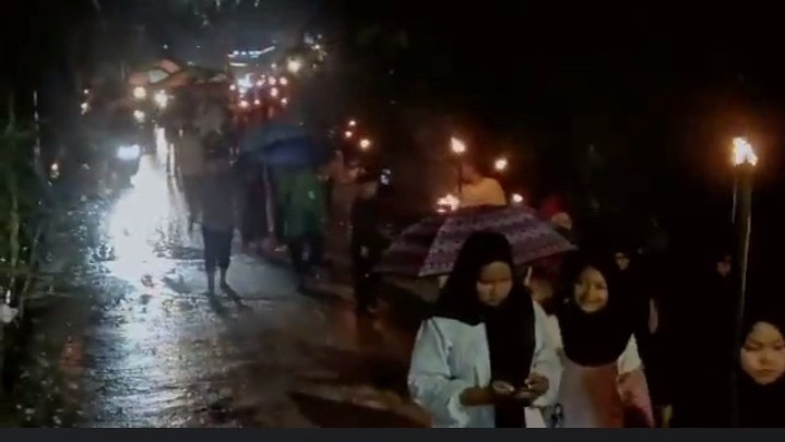 Meski Diguyur Hujan Gerimis, Gema Takbir Keliling Terus Berirama Di Desa Gobah Meski Diguyur Hujan Gerimis, Gema Takbir Keliling Terus Berirama Di Desa Gobah