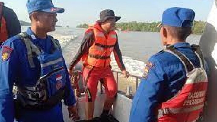 Tarik Bubu Ikan, Seorang Nelayan Jatuh di Perairan Rokan Hilir Tarik Bubu Ikan, Seorang Nelayan Jatuh di Perairan Rokan Hilir