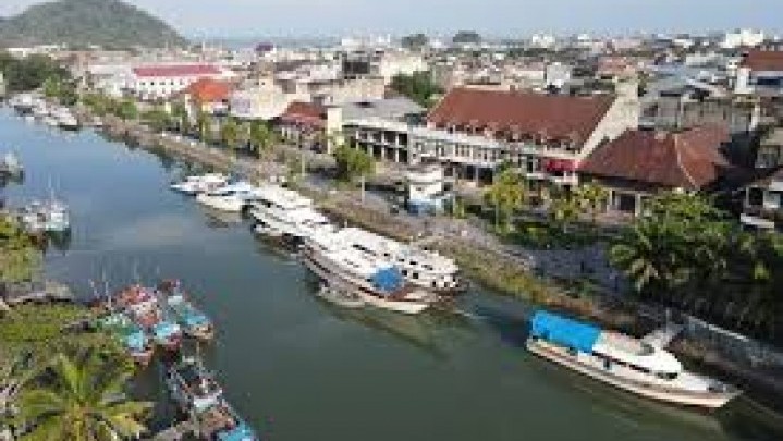 Suhu Kota Padang Tembus 35 Derajat Celcius, Masyarakat Diminta Banyak Minum Air Putih Suhu Kota Padang Tembus 35 Derajat Celcius, Masyarakat Diminta Banyak Minum Air Putih