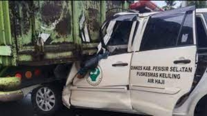 Supir Diduga Ngantuk, Ambulans Puskesmas Keliling Hantam Truk Parkir