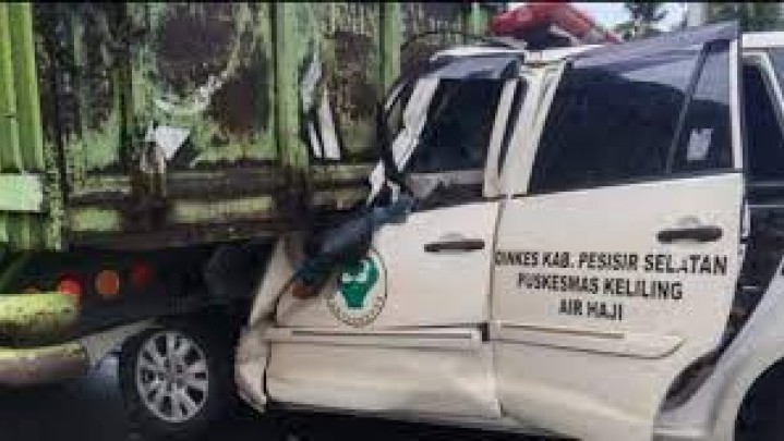 Supir Diduga Ngantuk, Ambulans Puskesmas Keliling Hantam Truk Parkir Supir Diduga Ngantuk, Ambulans Puskesmas Keliling Hantam Truk Parkir