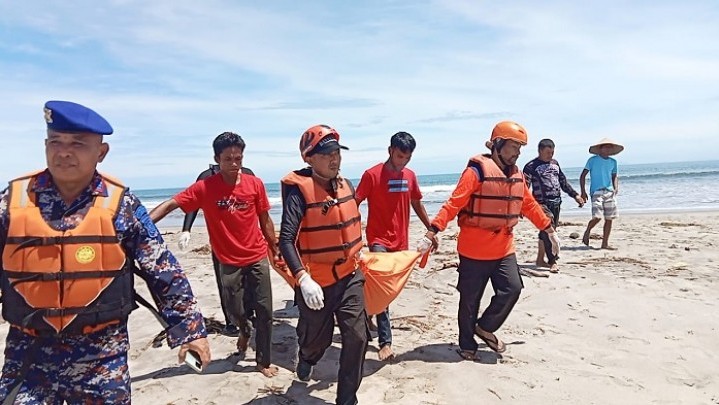 Korban Kapal Tenggelam di Pasaman Barat Ditemukan Meninggal Dunia Korban Kapal Tenggelam di Pasaman Barat Ditemukan Meninggal Dunia