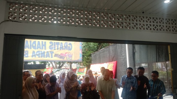 Ditandai Dengan Pemotongan Pita, Gerai Oleh-oleh dan Kado Pak Cik Wan Resmi Dibuka Ditandai Dengan Pemotongan Pita, Gerai Oleh-oleh dan Kado Pak Cik Wan Resmi Dibuka