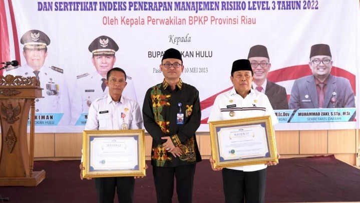 Bupati Sukiman Terima Sertifikat Maturitas SPIP Level 3 dari BPKP Riau Bupati Sukiman Terima Sertifikat Maturitas SPIP Level 3 dari BPKP Riau