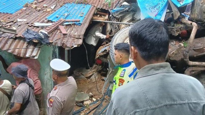 Kecelakaan di Bekong Jaya Batam, Truk Molen Timpa 2 Rumah dan 2 Motor