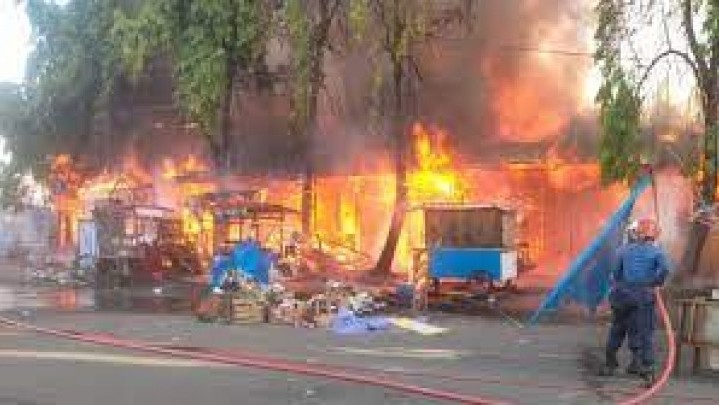 40 Kios Ludes Terbakar di Depan Matahari Lama Pasar Raya Padang