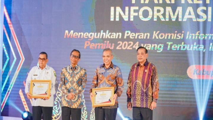 Selamat, Pj Bupati Kampar Terima Penghargaan Puncak HAKIN