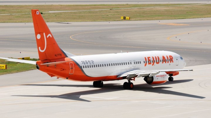 Penerbangan Perdana, Wisatawan dari Korsel Mendarat di Batam dengan Jeju Air