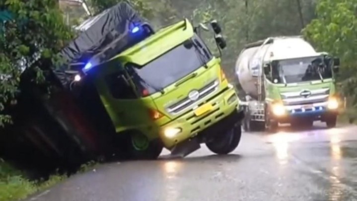 Truk Menanjak di Silaiang Mundur Hantam Tebing Truk Menanjak di Silaiang Mundur Hantam Tebing