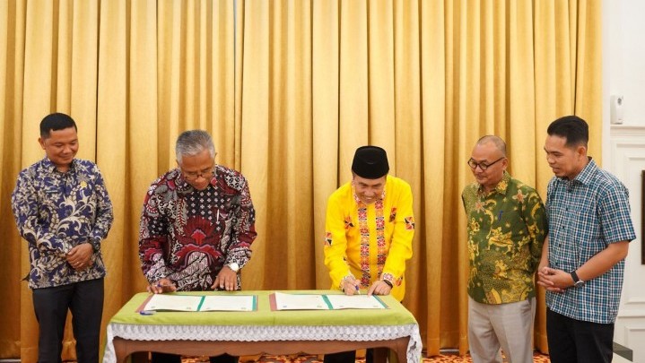 Jalin Kerja Sama, Gubri Ingin Anak Riau Bekerja di Petronas Jalin Kerja Sama, Gubri Ingin Anak Riau Bekerja di Petronas