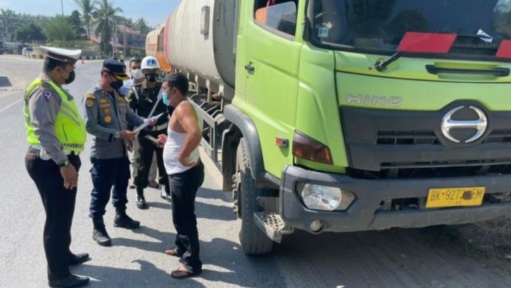 Aturan Muatan Ditekankan Pemprov Riau pada Asosiasi Pengusaha Truk Aturan Muatan Ditekankan Pemprov Riau pada Asosiasi Pengusaha Truk