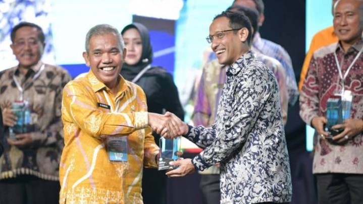 Dukung Program Merdeka Belajar, Gubri Syamsuar Dianugerahi Penghargaan