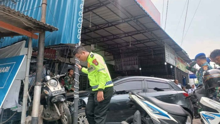 Karpet Slip, Minibus Tabrak Sejumlah Kendaraan di Tanjungpinang