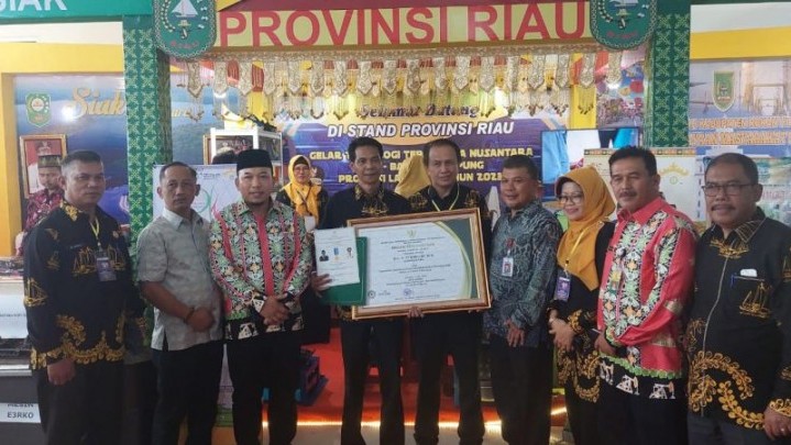 Gubri Syamsuar Dianugerahi Menteri Kemendes PDTT RI Penghargaan Gubri Syamsuar Dianugerahi Menteri Kemendes PDTT RI Penghargaan