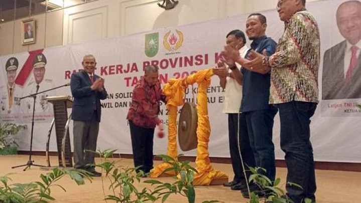Wagubri Beri Pesan Penting saat Raker KONI Riau Wagubri Beri Pesan Penting saat Raker KONI Riau