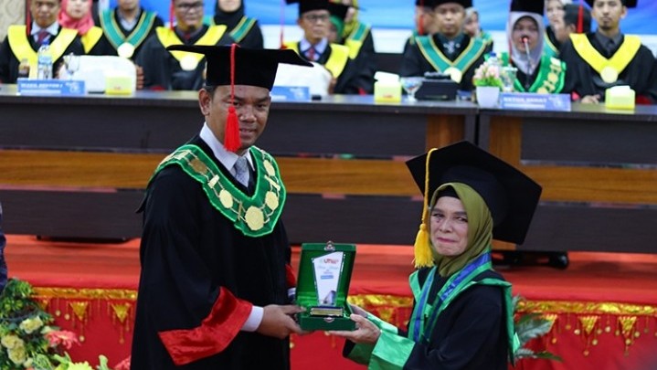 Raih Gelar Sarjana, Wisudawan Tertua UM Sumbar Lulus di Usia 70 Tahun