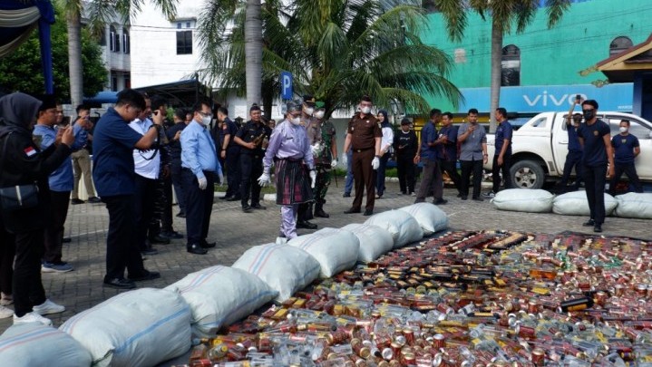 Bea Cukai Tembilahan Musnahkan 4 Juta Batang Rokok dan Ratusan Botol Miras